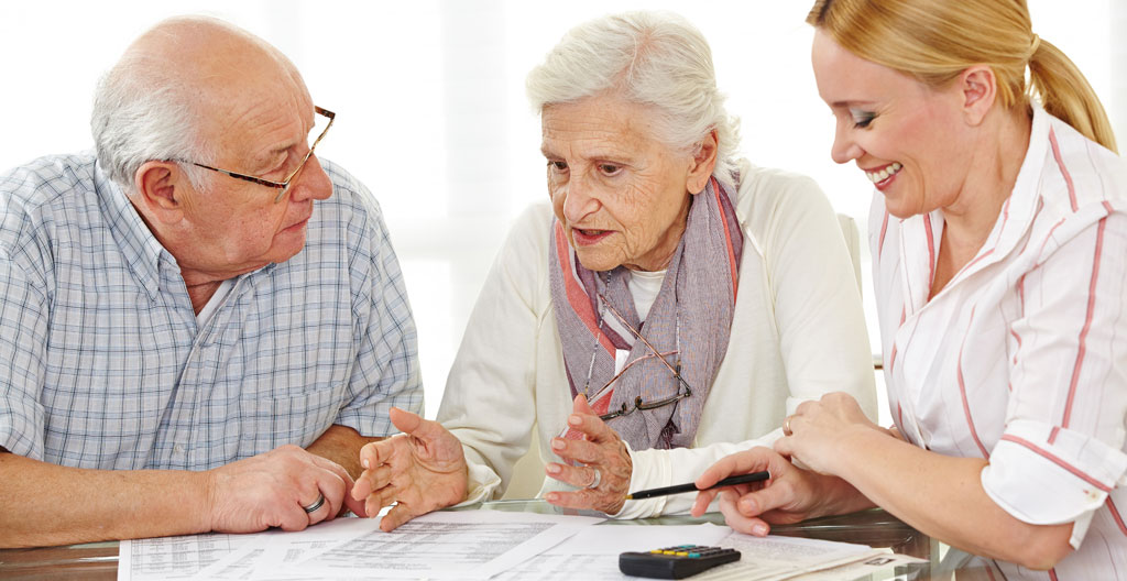 Personne consultant des documents dans un salon, ambiance quotidienne avec lumière naturelle de fin de journée