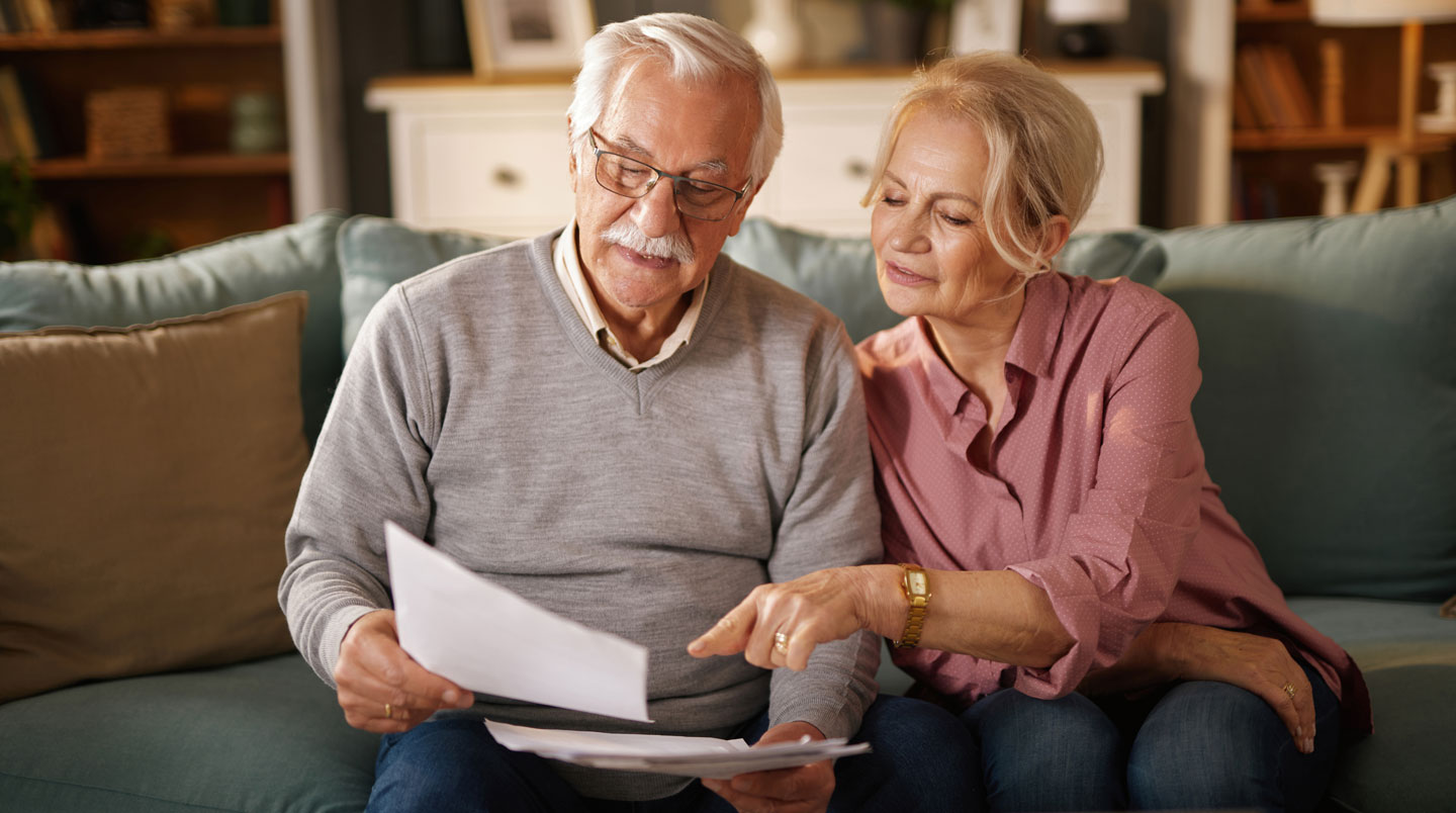 Personne consultant des documents dans un salon, ambiance quotidienne avec lumière naturelle de fin de journée